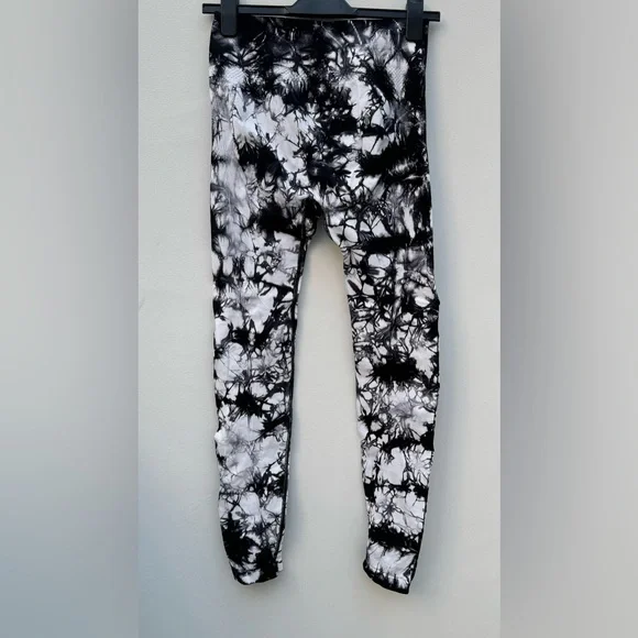 Peach leggings with compression at waist and sides. Size M. Black & white marble - Picture 2 of 7